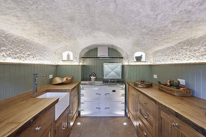 Μετέτρεψε μια σπηλιά 800 ετών σε ένα ονειρικό σπίτι. Απλά δείτε τη κουζίνα! 