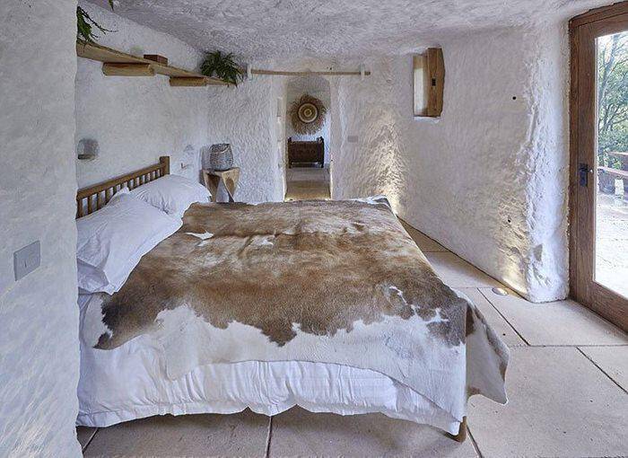 Μετέτρεψε μια σπηλιά 800 ετών σε ένα ονειρικό σπίτι. Απλά δείτε τη κουζίνα! 