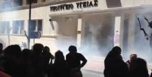ΒΙΝΤΕΟ-Ένταση και δακρυγόνα έξω από το υπουργείο Υγείας