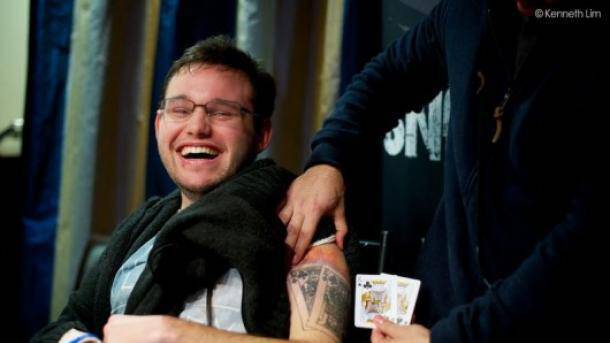 Παίξτης πόκερ με εγκεφαλική παράλυση κέρδισε $93.000 (vid