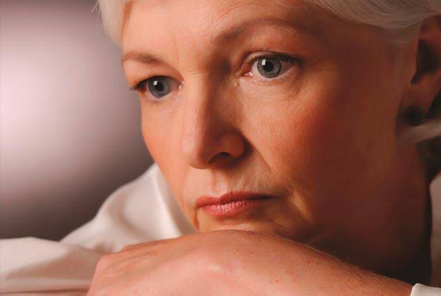 Κατάθλιψη στην εμμηνόπαυση: Τα αίτια, οι κίνδυνοι και η θεραπεία