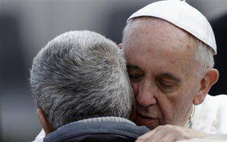 Ο πάπας Φραγκίσκος αγκάλιασε έναν άνδρα χωρίς πρόσωπο!!!Σκληρές εικόνες