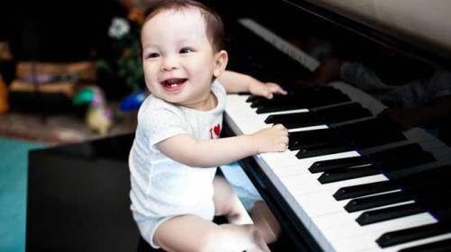 Πόσο βοηθά τα παιδιά σας το να μάθουν να παίζουν πιάνο;