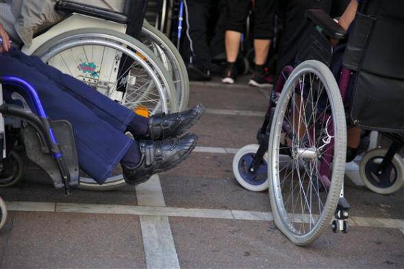 ΤΩΡΑ-Διαμαρτυρία ατόμων με αναπηρία έξω από το υπ. Εργασίας!