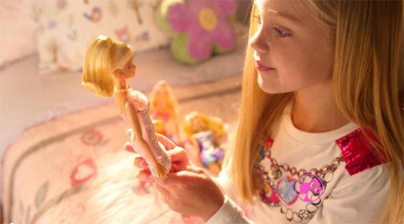 Κορίτσι παίζει με Barbie