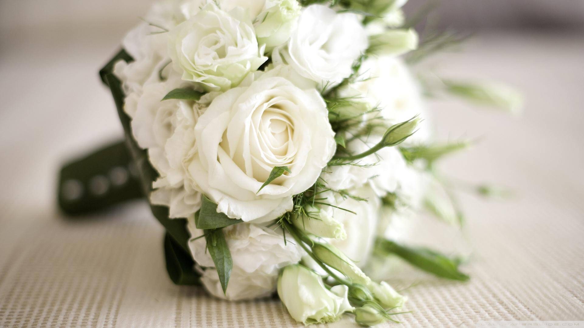 white-roses-bouquet_00451096.jpg