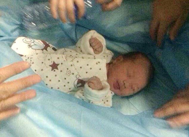 ΜΑΝΑ για κρέμασμα: Πέταξε το νεογέννητο βρέφος της στην τουαλέτα &#8211; ΤΡΑΓΙΚΗ φωτογραφία!