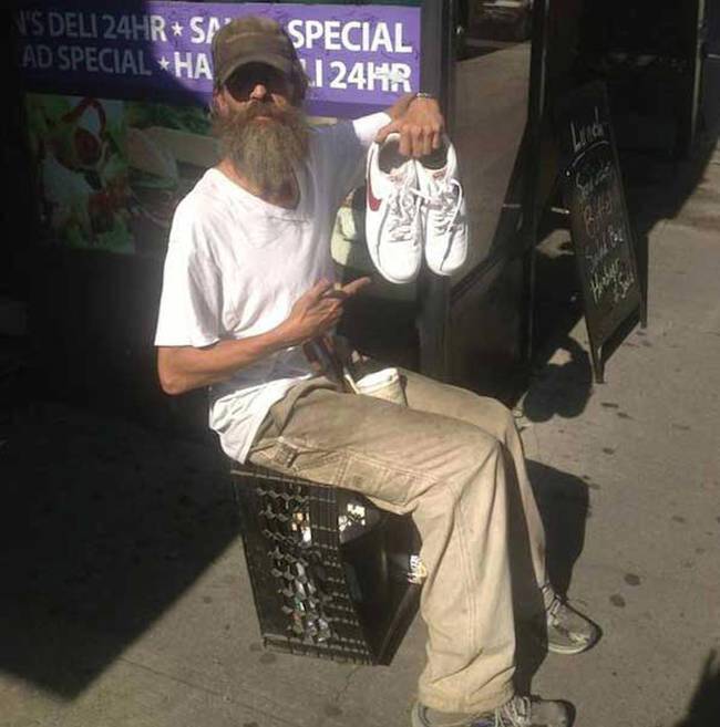 Κάθε βράδυ περιπλανιέται στους δρόμους της Νέας Υόρκης και μοιράζει παπούτσια σε άστεγους!