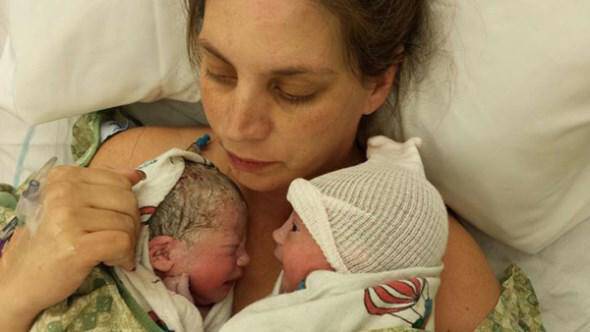 10 συγκλονιστικές φωτογραφίες μαμάδων που κρατούν για πρώτη φορά τα νεογέννητα μωρά τους