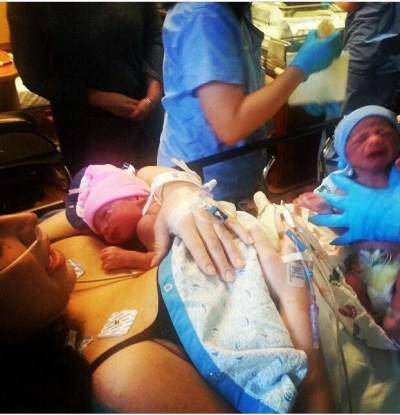10 συγκλονιστικές φωτογραφίες μαμάδων που κρατούν για πρώτη φορά τα νεογέννητα μωρά τους