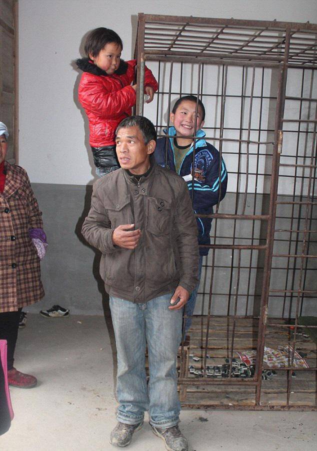 ΦΡΙΚΗ! Κινέζος κρατά τον 12χρονο υπερκινητικό γιο του σε κλουβί