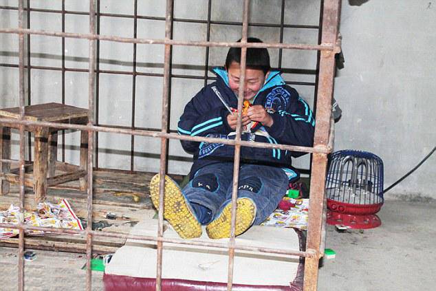 ΦΡΙΚΗ! Κινέζος κρατά τον 12χρονο υπερκινητικό γιο του σε κλουβί