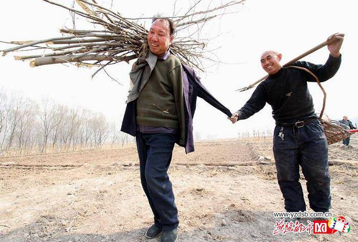 Μεγαλείο ανθρώπινης ψυχής: Ένας τυφλός και ένας ανάπηρος χωρίς χέρια φύτεψαν μαζί 10.000 δέντρα
