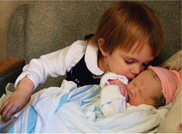 22 υπέροχες φωτογραφίες παιδιών που βλέπουν τα μωρά αδελφάκια τους για πρώτη φορά!