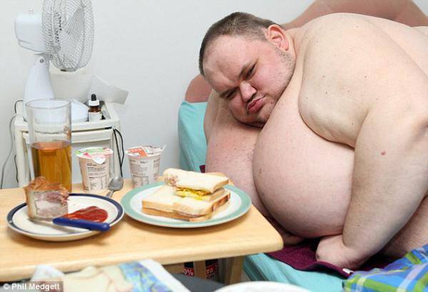 Αυτός είναι ο πιο παχύς άνδρας της Βρετανίας &#8211; Ζυγίζει 412 κιλά και. καταναλώνει 10.000 θερμίδες καθημερινά!