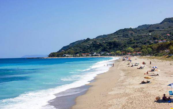 Οι καλύτερες «στεριανές» παραλίες της Ελλάδας! Εκεί όπου μπορείτε να φτάσετε και χωρίς ακτοπλοϊκά εισιτήρια.