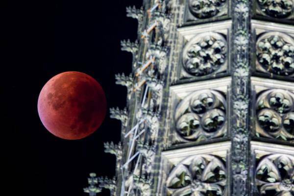 20 μαγευτικές φωτογραφίες από την κατακόκκινη Υπερπανσέληνο