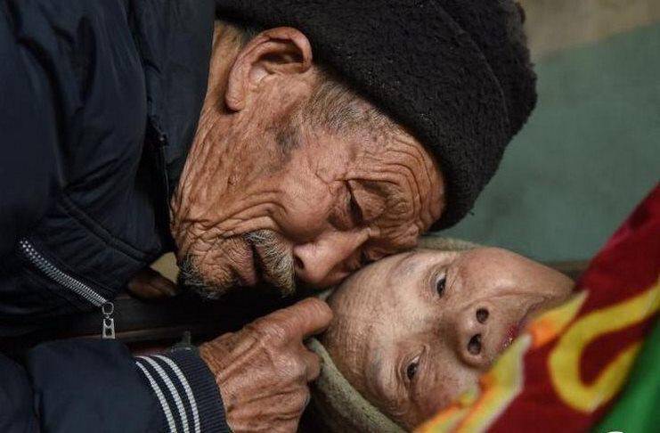 Η δύναμη της αγάπης: Αυτός ο ηλικιωμένος φροντίζει την κατάκοιτη σύζυγο του για 56 ολόκληρα χρόνια.