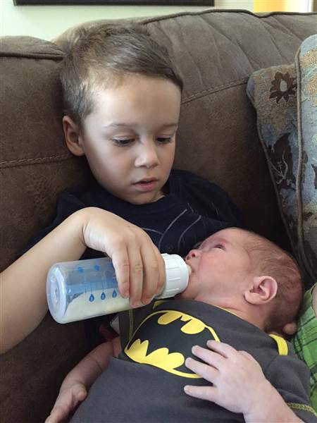 Δείτε την αντίδραση του αγοριού όταν κρατάει για πρώτη φορά αγκαλιά τον νεογέννητο αδελφό του (βίντεο)