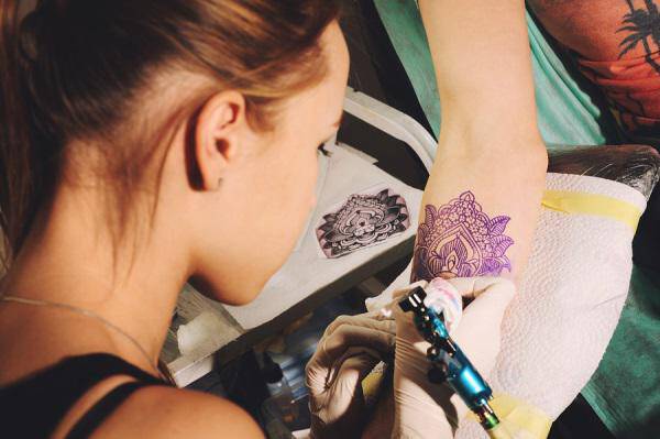 Τατουάζ: Οι κίνδυνοι που δεν περνούν από το μυαλό σας