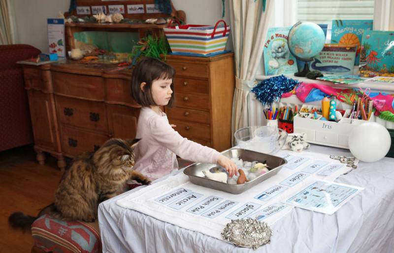 Αυτό το 6χρονο κοριτσάκι με αυτισμό ζωγραφίζει συναρπαστικούς πίνακες. Έχει αποκτήσει έναν και η Angelina Jolie