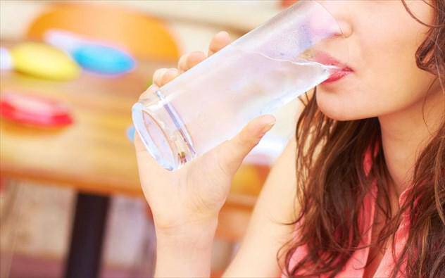 Υπάρχουν 10 λόγοι για να πίνετε περισσότερο νερό. Τους ξέρετε;