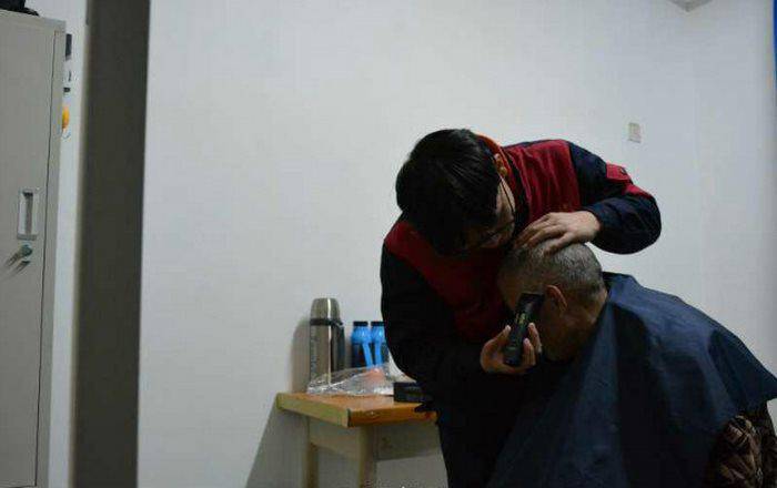Ένας φοιτητής πήρε μαζί του στο Πανεπιστήμιο τον παράλυτο πατέρα του για να τον φροντίζει ενώ σπουδάζει