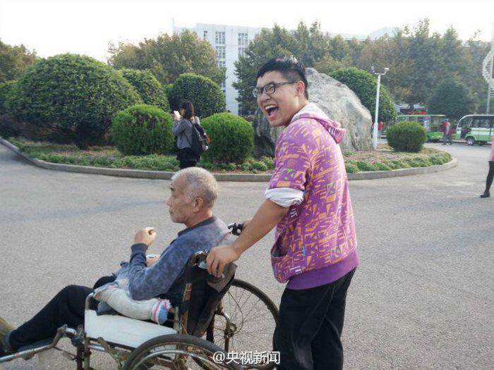 Ένας φοιτητής πήρε μαζί του στο Πανεπιστήμιο τον παράλυτο πατέρα του για να τον φροντίζει ενώ σπουδάζει