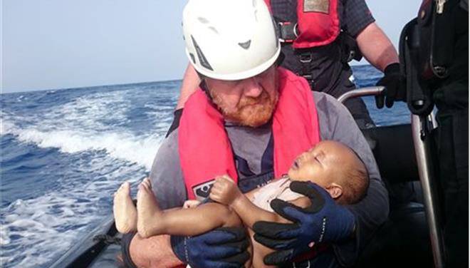 Ο διασώστης ανέφερε πως όταν είδε το μωρό στην θάλασσα έμοιαζε «με κούκλα, με τα χέρια ανοιχτά».Πηγή: (RΕUΤΕRS)