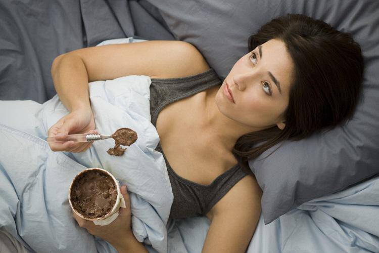 5 διατροφικές συνήθειες που δεν σε αφήνουν να κοιμηθείς