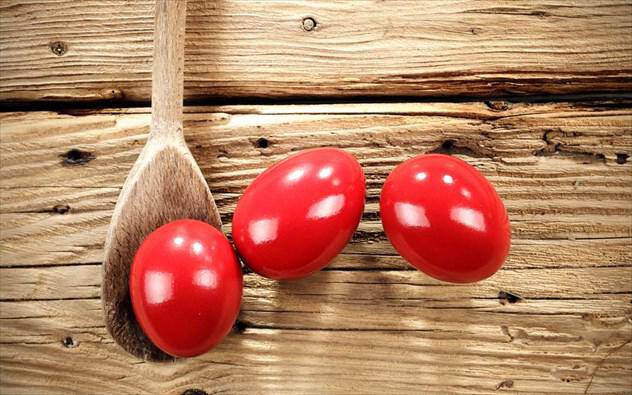 Τα θαυμαστά οφέλη του (κόκκινου) αβγού και πώς να τα βάψετε με ασφάλεια