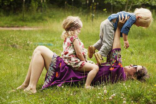 12 πράγματα που τα παιδιά πρέπει να δουν να κάνουν οι γονείς τους
