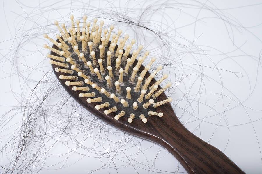 Θυρεοειδής αδένας: Πώς επηρεάζει τα μαλλιά