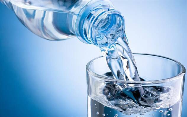 Μάθετε γιατί το νερό είναι το καλύτερο υγρό που μπορείτε να δώσετε στον οργανισμό σας
