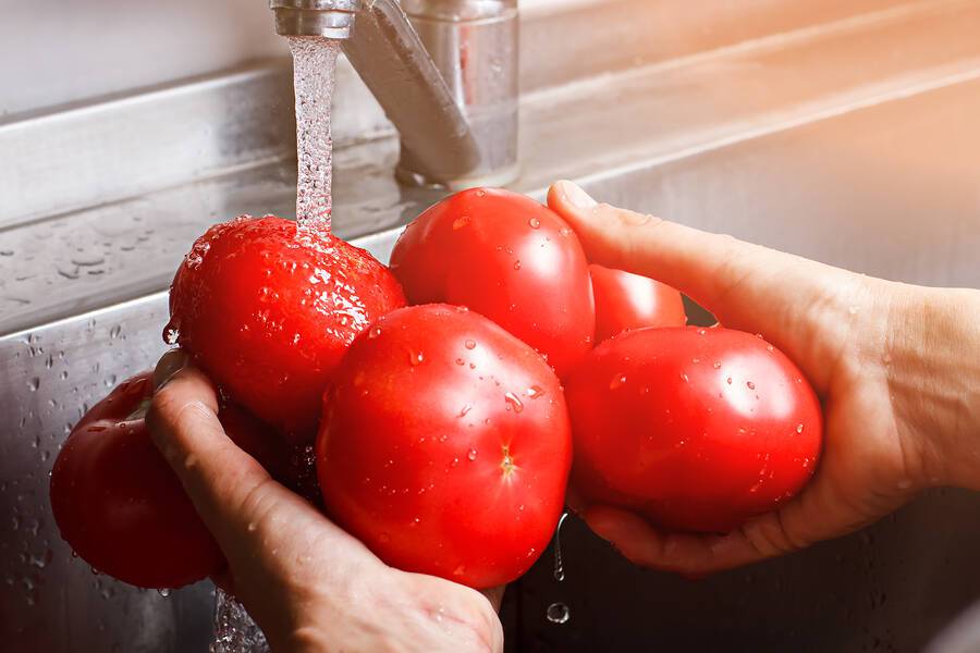 Τρία tips για να πλύνετε σωστά φρούτα και λαχανικά