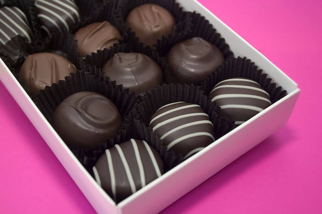 Μαύρη σοκολάτα: Παρέχει πληθώρα αντιοξειδωτικών ουσιών, μεταξύ των οποίων και η ρεσβερατρόλη.
