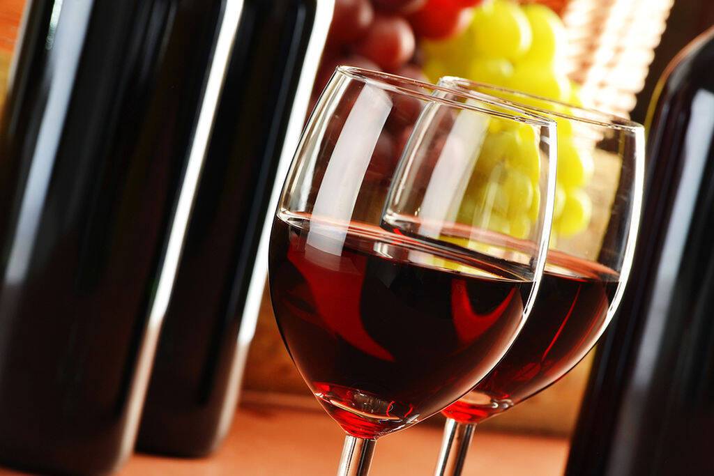Κόκκινο κρασί: Η διαδικασία παραγωγής του κόκκινου κρασιού ενισχύει την περιεκτικότητά του σε ρεσβερατρόλη.