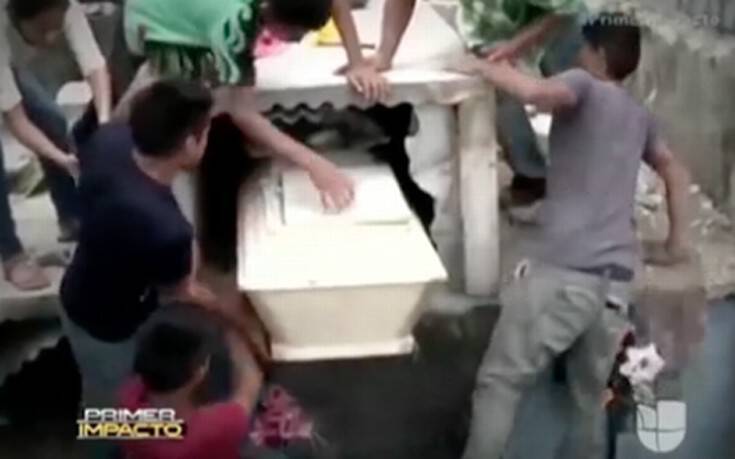 Έθαψαν ζωντανή 16χρονη και την επόμενη μέρα άκουσαν φωνές από τον τάφο