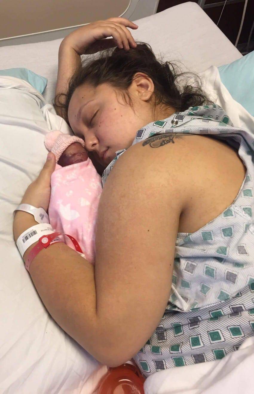 Απέβαλε το μωρό της αλλά το κράτησε 2 ώρες στην αγκαλιά της πριν φύγει απ΄τη ζωή.