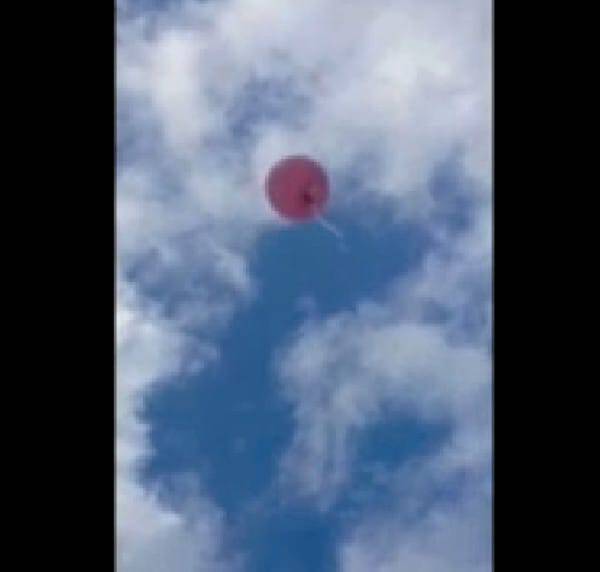 Ένα μικρό κοριτσάκι στέλνει μήνυμα με ένα μπαλόνι «ηλίου» στη γιαγιά της στον παράδεισο, λίγες μέρες μετά το μπαλόνι επιστρέφει με την απάντηση της γιαγιάς.