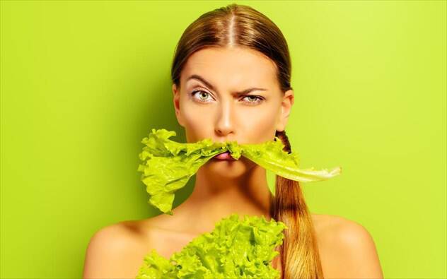Τι να φάτε για να διώξετε τη μυρωδιά σκόρδου από την αναπνοή σας