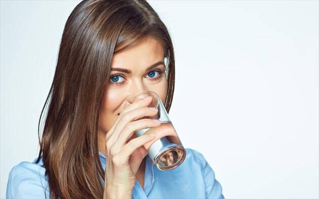 Πώς το περισσότερο νερό μπορεί να βοηθήσει σε υγεία και σιλουέτα