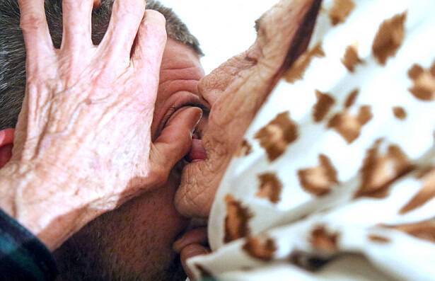 80χρονη θεραπεύει γλείφοντας&#8230; τα μάτια των «ασθενών» της και χρεώνει κάθε επίσκεψη 10 ευρώ