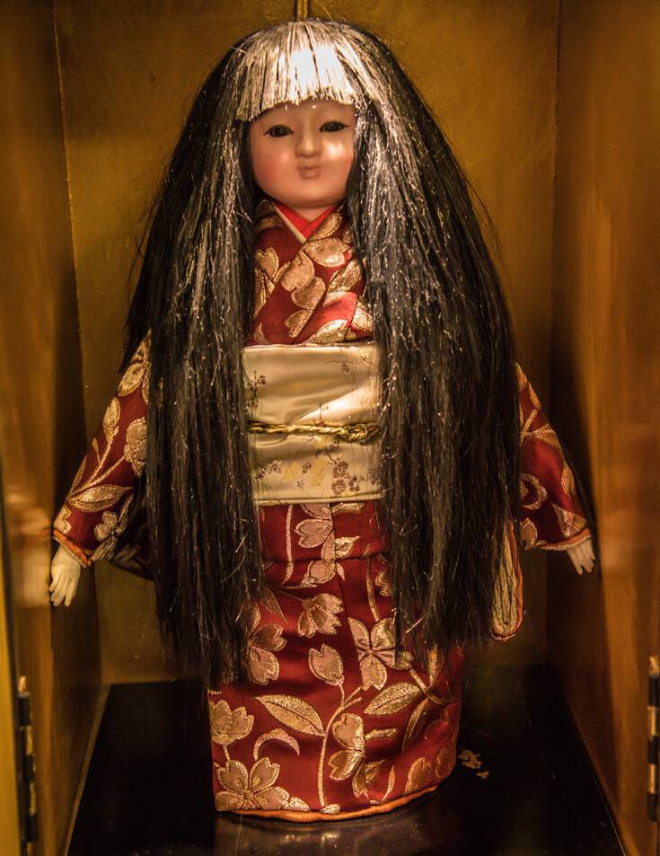 Η τρομακτική ιστορία της «στοιχειωμένης» κούκλας με τα μαλλιά που μακραίνουν