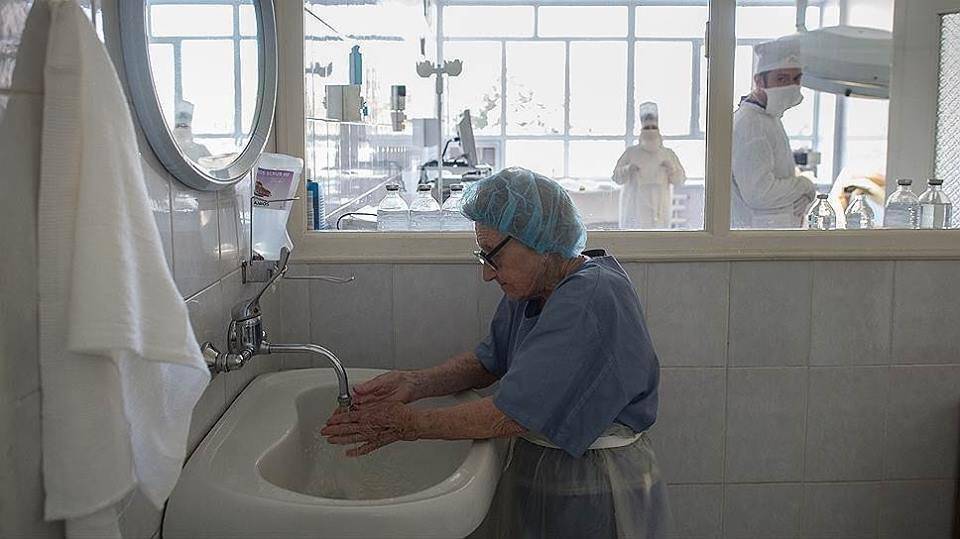 Η 90χρονη χειρουργός που αρνείται να σταματήσει τις επεμβάσεις [pics]