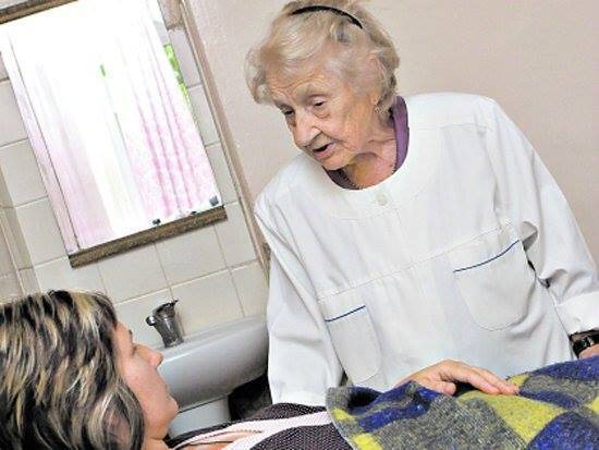 Η 90χρονη χειρουργός που αρνείται να σταματήσει τις επεμβάσεις [pics]