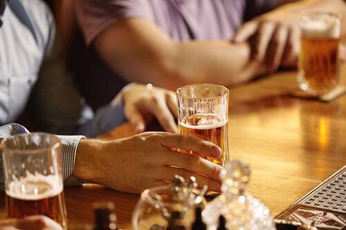 Το αλκοόλ γερνά πρόωρα τις αρτηρίες – Σε ποια ποσότητα είναι επικίνδυνο
