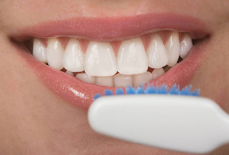 Δόντια & όξινες τροφές: Πώς θα τα προστατέψετε από τη διάβρωση