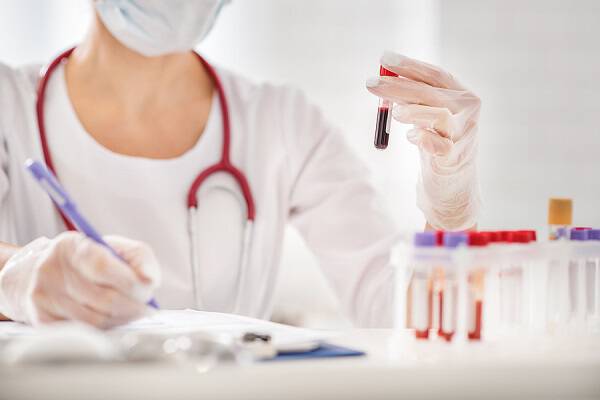 Αιματολογικές εξετάσεις: 5 ερωτήσεις που πρέπει να κάνετε στον γιατρό σας για τα αποτελέσματα