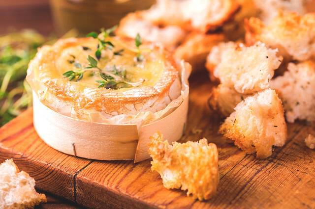 Καμαμπέρ: Όλα όσα πρέπει να γνωρίζετε για το φίνο γαλλικό τυρί